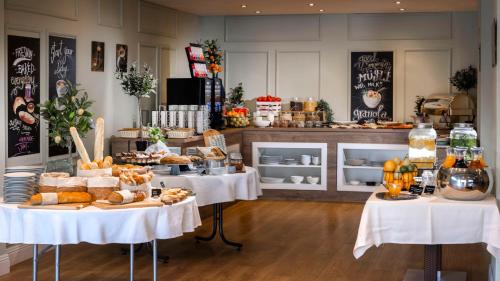 スターラ・バシュカにあるEola Apartmentsのパンとペストリーを添えたテーブル2つ