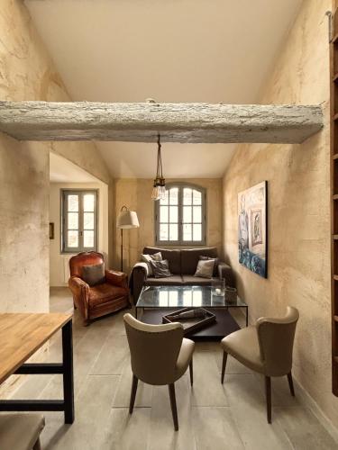un salon avec un canapé et une table dans l'établissement La casa dell arte Arles centre, à Arles