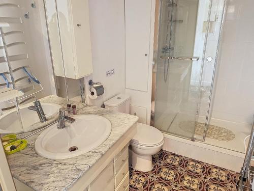 une salle de bain avec un lavabo, une douche et des toilettes dans l'établissement Studio coeur de Cannes 318L, à Cannes