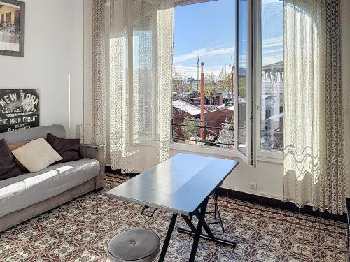 un salon avec un canapé, une table et une fenêtre dans l'établissement Studio coeur de Cannes 318L, à Cannes