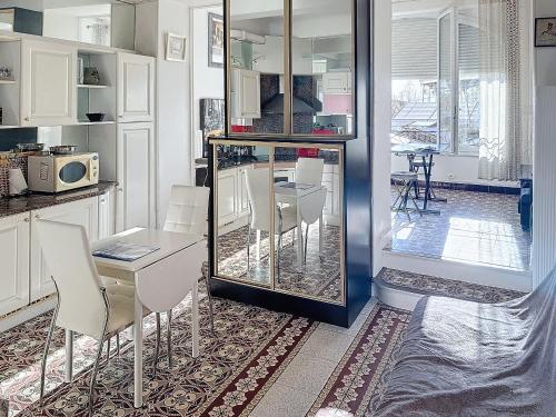 une salle à manger avec une table et des chaises blanches dans l'établissement Studio coeur de Cannes 318L, à Cannes