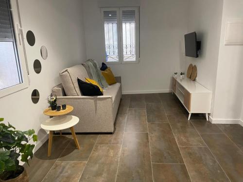 a living room with a couch and a table at La Pitxotxa - Apartamento in Novelda