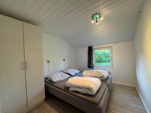 Postel nebo postele na pokoji v ubytování Wonderful, Large Pool Holiday Home, Close To Marielyst Beach