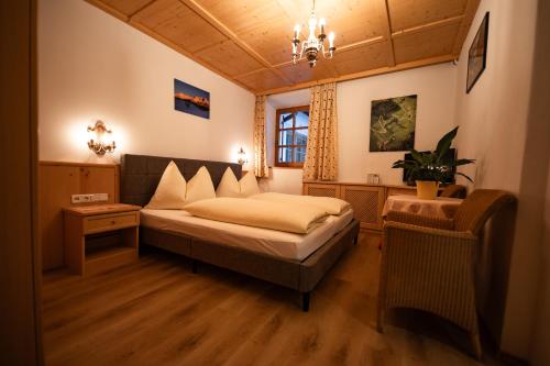 a bedroom with a bed in a room at Dandler - Zimmer und Ferienwohnungen in Fieberbrunn