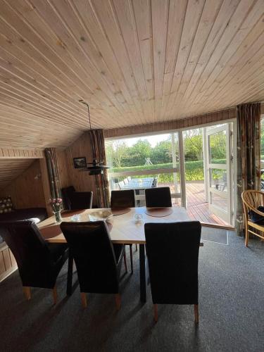 Imagine din galeria proprietății Lovely Holiday Home With Both Spa And Sauna At Nymindegab Plantation în Lønne Hede