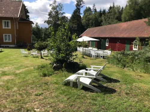 a group of white benches sitting in a field at Beautiful Home In Torup With 13 Bedrooms in Torup
