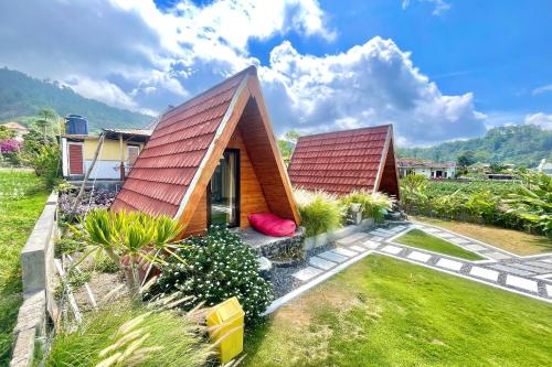 クブペンロカンにあるDouble U Camp and Villaの赤い屋根の小さな家