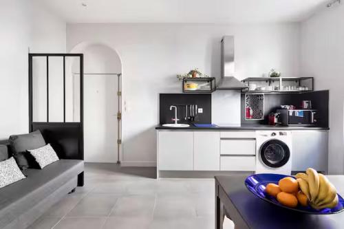 - une cuisine avec un bol de fruits sur une table dans l'établissement Mon Logis, à Paris