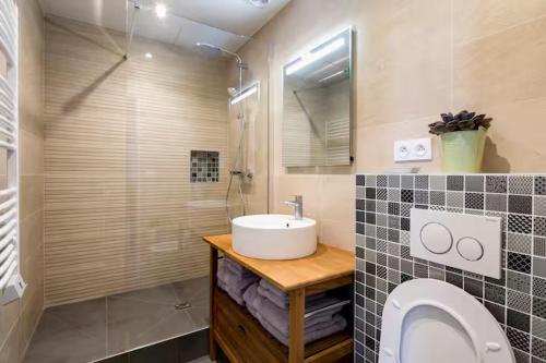 une salle de bain avec un lavabo, une douche et des toilettes dans l'établissement Mon Logis, à Paris