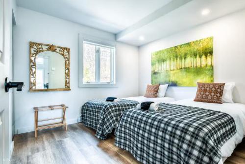 Postel nebo postele na pokoji v ubytování Amazing Lake Mountain View 5min to Tremblant (6)