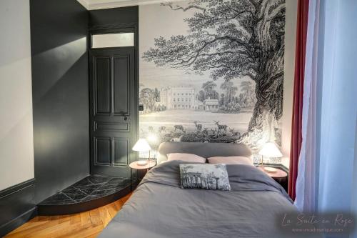 a bedroom with a bed with a painting on the wall at La Suite en Rose - Spa - Lyon Centre Brotteaux in Lyon