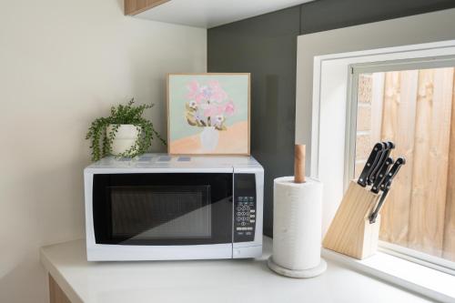 Televisyen dan/atau pusat hiburan di Modern Homely House in Clyde