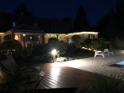 ein Haus in der Nacht mit einer Holzterrasse in der Unterkunft DCV Summer Home in Blis-et-Born