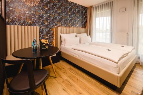 a small bedroom with a bed and a table at Rioca Frankfurt Posto 7 in Frankfurt