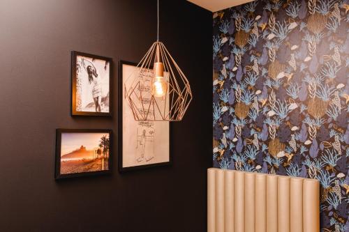 a room with pictures on the wall and a lamp at Rioca Frankfurt Posto 7 in Frankfurt