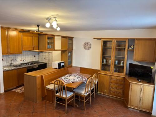 Η κουζίνα ή μικρή κουζίνα στο Appartamento Dolomiti