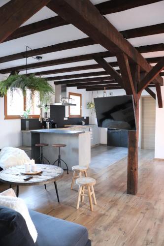 un salon avec une table et une cuisine dans l'établissement Le Chalet de la Rivière, à Colmar