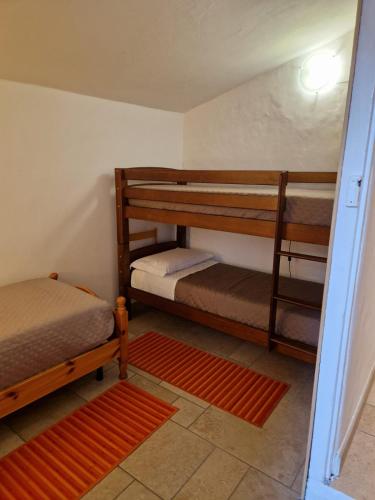 a room with three bunk beds in a room at La Torretta di Piero con terrazzi e parcheggio privato Citra zero zero ottanta 31LST0282 in Imperia