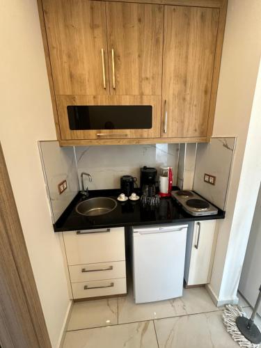 Kuchyň nebo kuchyňský kout v ubytování Kuşadası Deniz Tatil Evleri