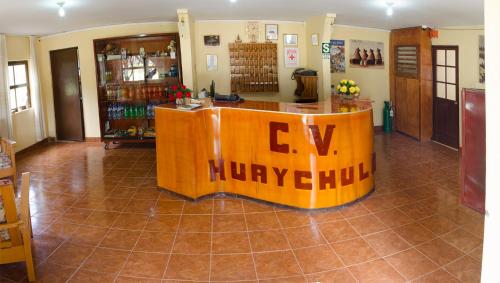 a shop with a counter in the middle of a room at Centro Vacacional Huaychulo in Concepción
