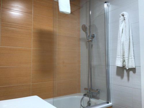 a bathroom with a shower with a glass door at HyP - D'cuca in Islotes Erbedosas