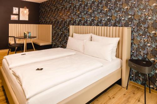 a bedroom with a white bed with a table at Rioca Frankfurt Posto 7 in Frankfurt