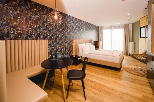 a bedroom with a bed and a table in a room at Rioca Frankfurt Posto 7 in Frankfurt