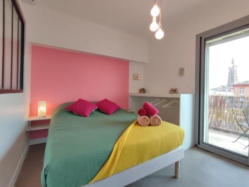 une chambre avec un grand lit avec des oreillers rouges dans l'établissement Proche Saint Sernin Magnifique T3 Wifi Clim Métro, à Toulouse