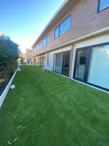 a large yard in front of a building at Smart Residencial in Villanueva de la Cañada