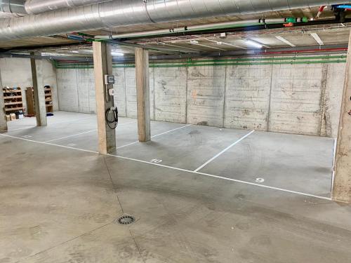 an empty garage with a basketball court in it at Smart Residencial in Villanueva de la Cañada