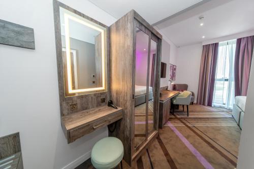 ドバイにあるPremier Inn Dubai Barsha Heightsのバスルーム(シンク、鏡、デスク付)