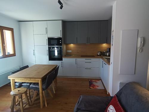 Studio rénové plein sud, terrasse-jardinet, 4 pers, proche pistes et commerces, stationnement privé. - FR-1-445-204