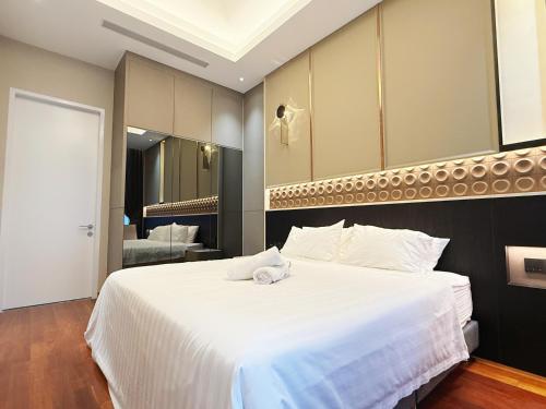 Postel nebo postele na pokoji v ubytování Royce KLCC Kuala Lumpur City Centre by Dormeo Destinations