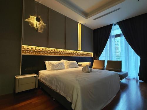 Postel nebo postele na pokoji v ubytování Royce KLCC Kuala Lumpur City Centre by Dormeo Destinations