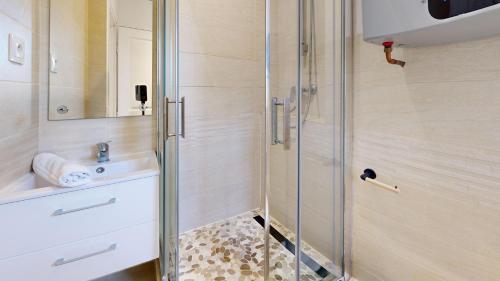 une salle de bain avec douche et lavabo dans l'établissement Bluestay 141 - Superb apartment, à Bagnolet