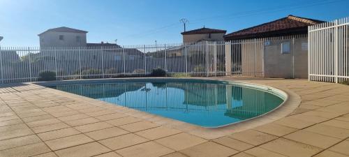 une piscine dans une cour clôturée dans l'établissement La Maison de la Gardiole, à Frontignan