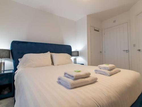 a bedroom with a bed with towels on it at Charming Coastal Retreat - 1-Bedroom Flat in Blyth - Pass the Keys in Blythe
