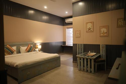 Katil atau katil-katil dalam bilik di RAJA KA BAGH - A Boutique Hotel