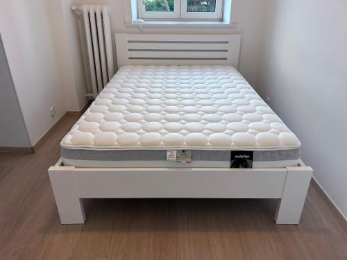 materac leżący na łóżku w pokoju w obiekcie Apartamenty Sobieski w mieście Sopot