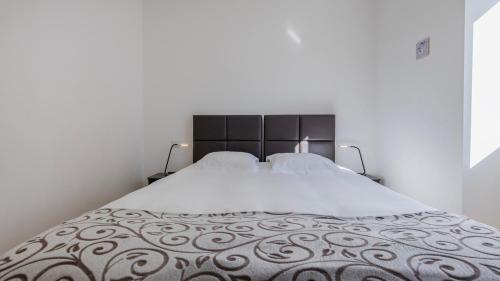 Comfort & Bright Tagus River Apt by LovelyStay