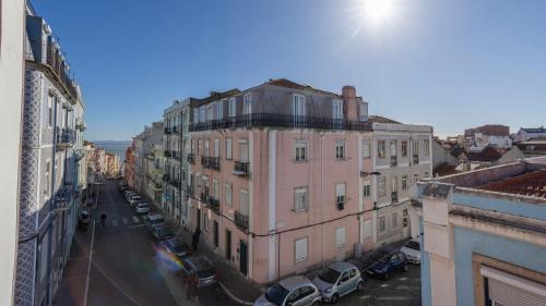 Comfort & Bright Tagus River Apt by LovelyStay