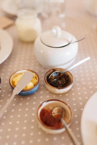 a table with bowls of food and a teapot at Monte do Pantaleão in Baleizão