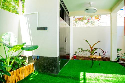 a house with a green lawn in the hallway at Bahari View in Jambiani