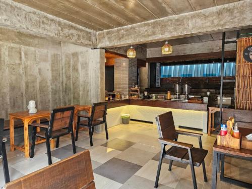 a room with a table and chairs and a kitchen at Life koh tao resort in Koh Tao