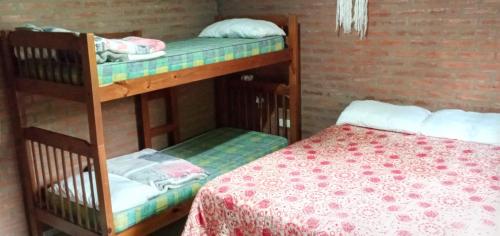2 letti a castello in una camera con un letto di La Soñada a Villa Quillinzo