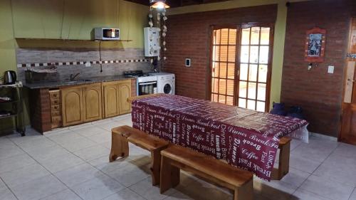 una cucina con tavolo e panca di La Soñada a Villa Quillinzo