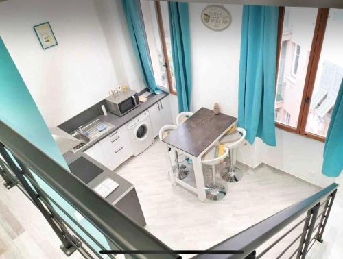 une salle d'hôpital avec une table et un lave-linge dans l'établissement Welcome ! Entre colline du Château et le port, à Nice