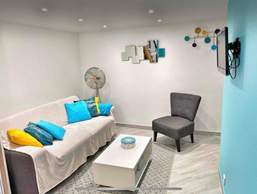 un salon avec un canapé et une chaise dans l'établissement Welcome ! Entre colline du Château et le port, à Nice