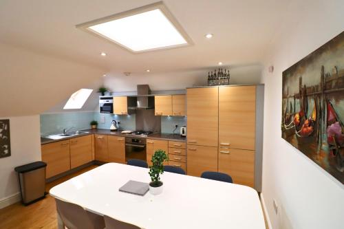 Imagen de la galería de Addlestone - Large Stunning 2 bed room Apartment, en Addlestone