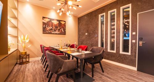 a dining room with a table and chairs at PLAZA Premium Heidelberg in Heidelberg